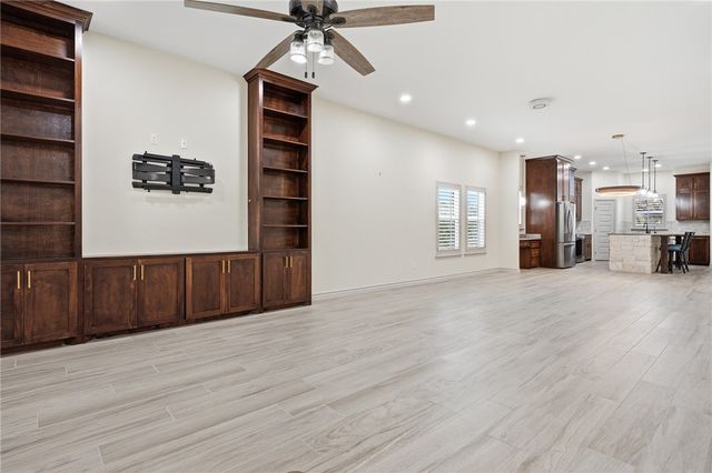 915 S 12th St, Aransas Pass, TX 78336