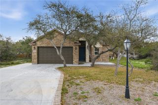 915 S 12th St, Aransas Pass, TX 78336