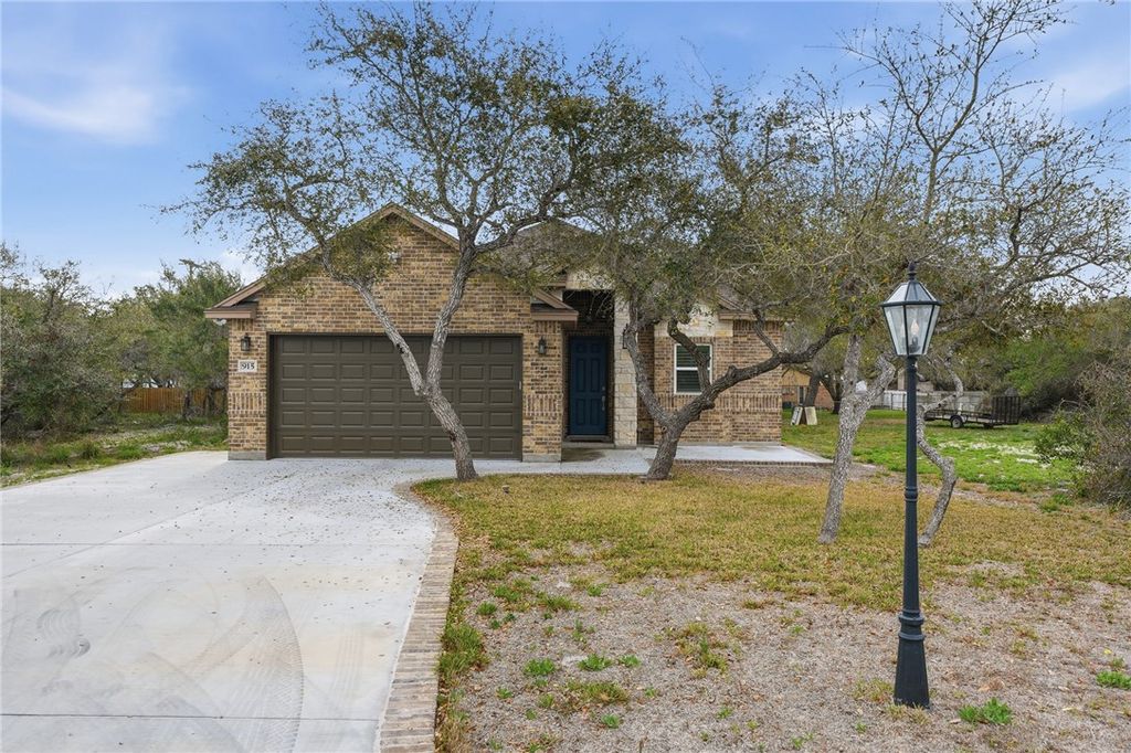 915 S 12th St, Aransas Pass, TX 78336