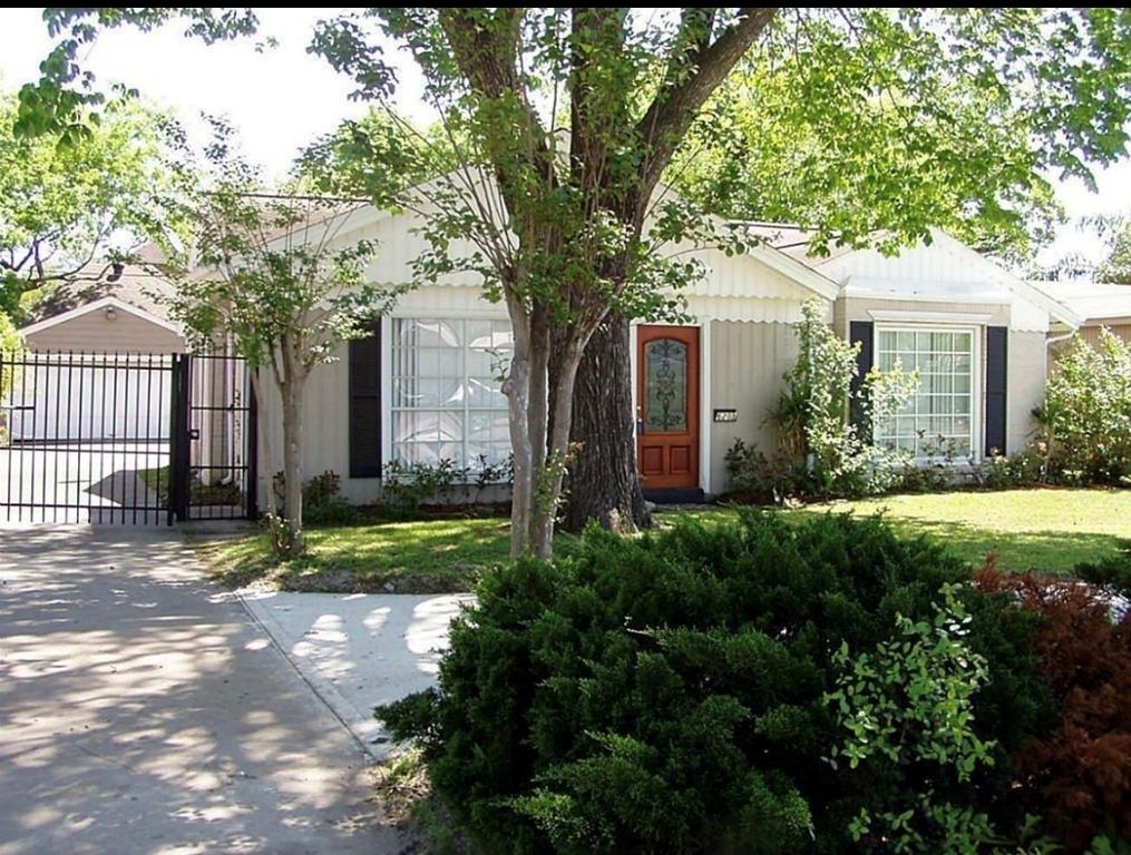 Image 1 of property listing at 6203 S Rice Avenue, Bellaire, TX 77401