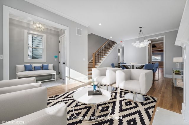 3302 N Hoyne Avenue, Chicago, IL 60618