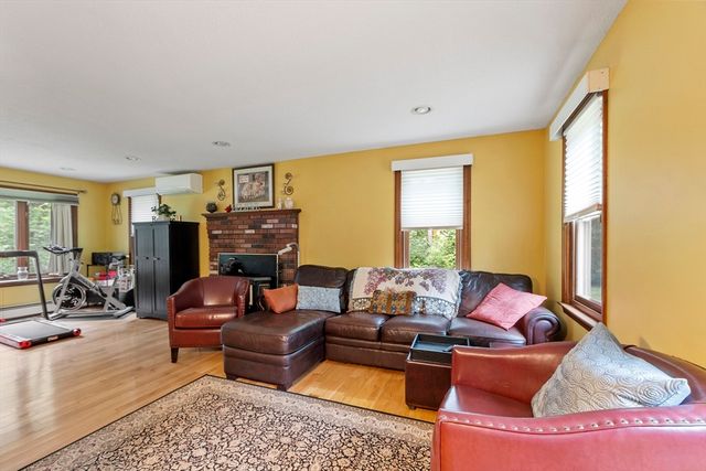 378 Pelham Rd, Dracut, MA 01826