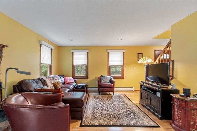 378 Pelham Rd, Dracut, MA 01826