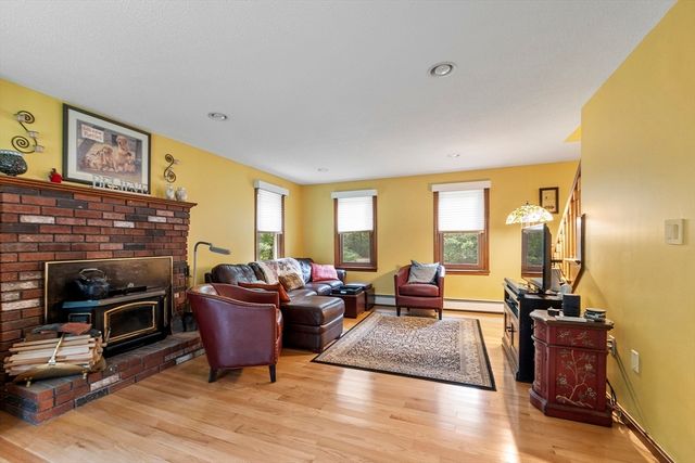 378 Pelham Rd, Dracut, MA 01826