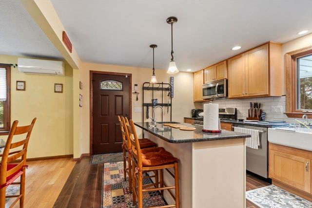 378 Pelham Rd, Dracut, MA 01826