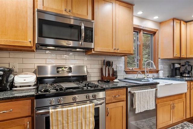 378 Pelham Rd, Dracut, MA 01826