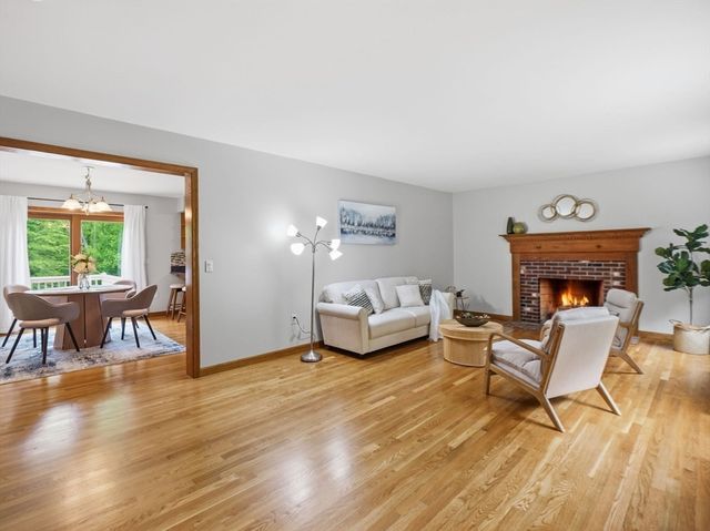 28 Lincoln St, Hopkinton, MA 01748