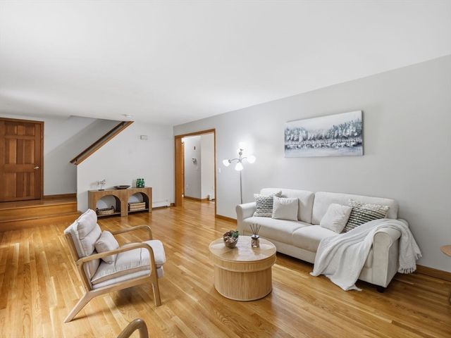 28 Lincoln St, Hopkinton, MA 01748
