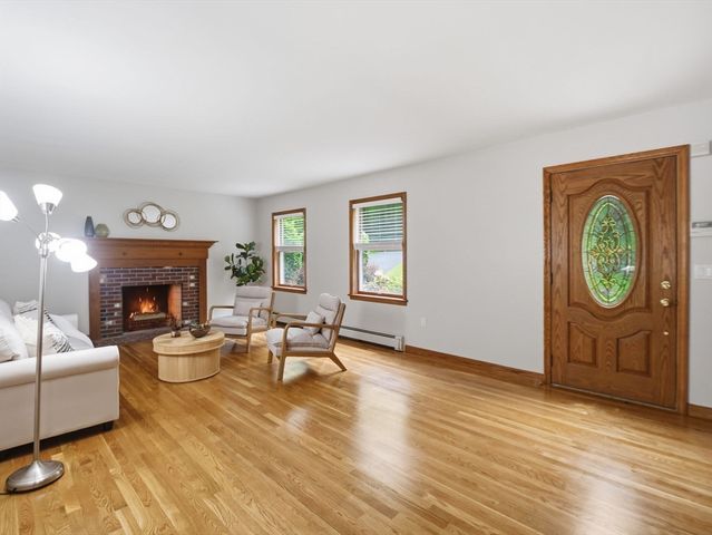 28 Lincoln St, Hopkinton, MA 01748