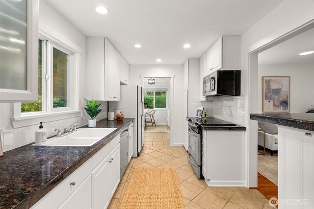 15670 Euclid Avenue NE, Bainbridge Island, WA 98110