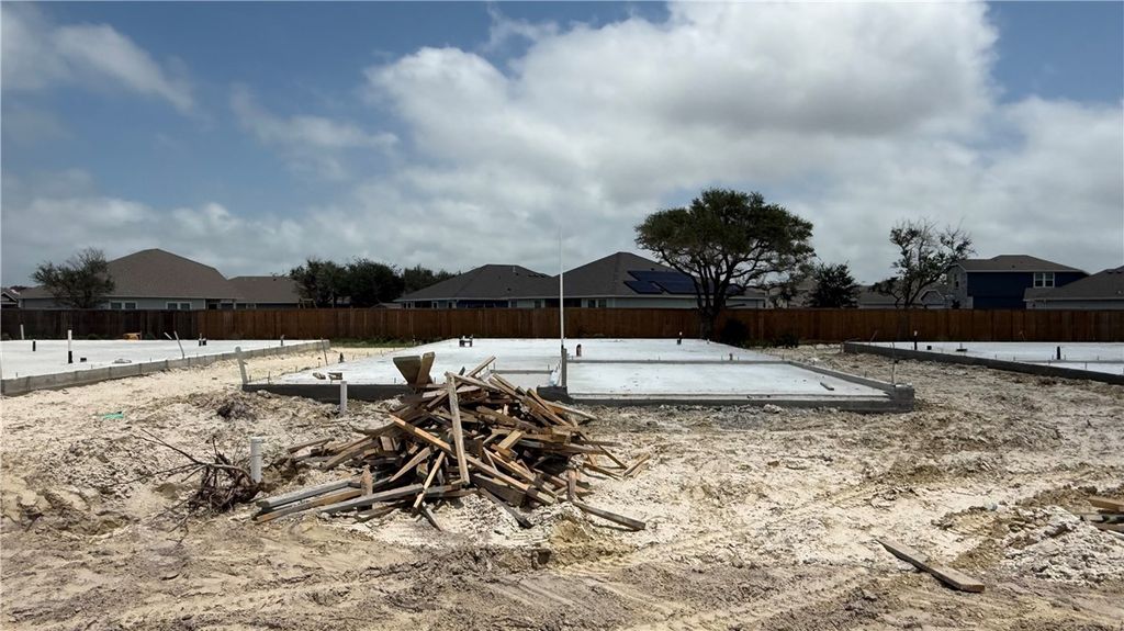 121 Grenada Dr, Rockport, TX 78382 — exterior
