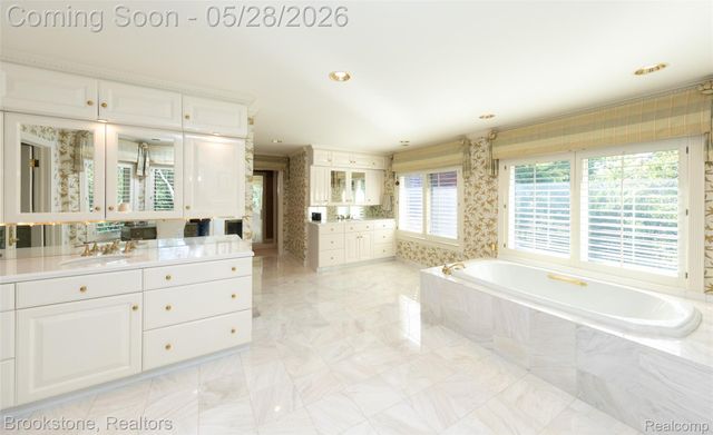 1494 HIGHPOINT, Oakland Charter Township, MI 48306