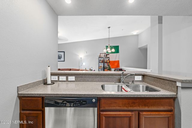 7039 DEER LODGE Circle 107, Jacksonville, FL 32256