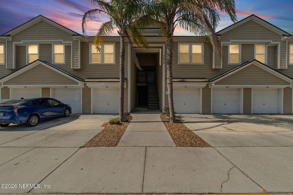 7039 DEER LODGE Circle 107, Jacksonville, FL 32256
