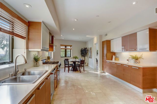 8788 Shoreham Drive 23, West Hollywood, CA 90069