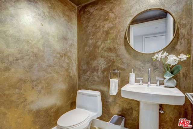 8788 Shoreham Drive 23, West Hollywood, CA 90069