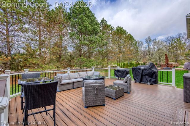 18 Wildrose Drive, White Lake, MI 48386