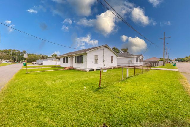 605 8th St, Lockport, LA 70374