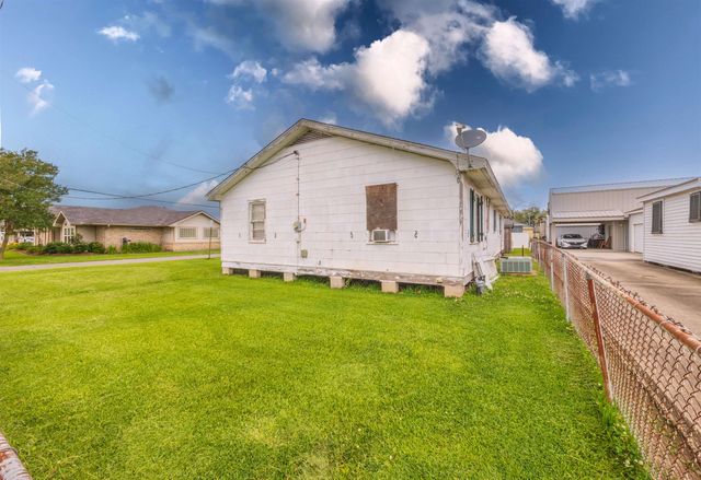 605 8th St, Lockport, LA 70374