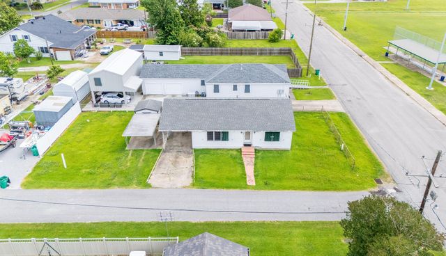 605 8th St, Lockport, LA 70374