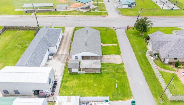 605 8th St, Lockport, LA 70374