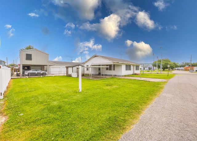 605 8th St, Lockport, LA 70374