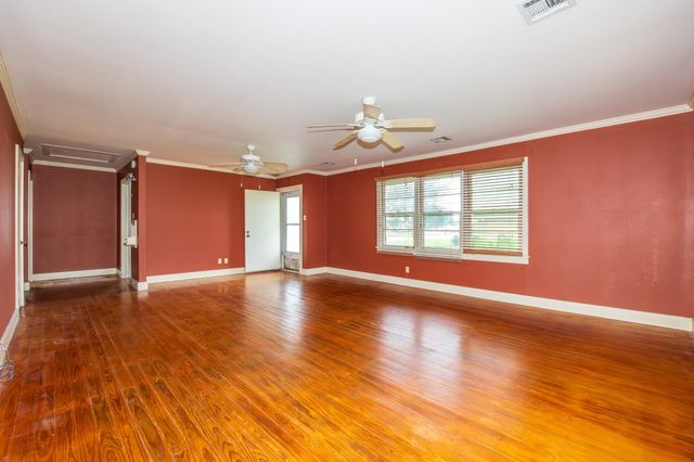 605 8th St, Lockport, LA 70374