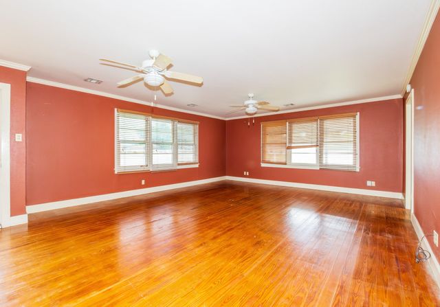 605 8th St, Lockport, LA 70374