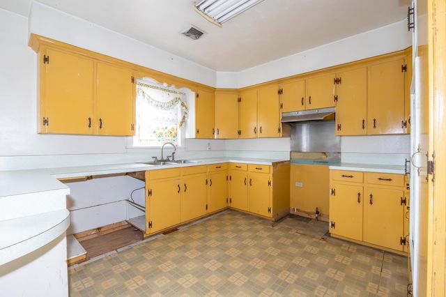 605 8th St, Lockport, LA 70374