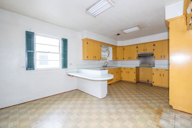 605 8th St, Lockport, LA 70374