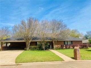 437 HIGHPOINT Drive, Alexandria, LA 71303