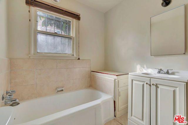 3725 S Victoria Avenue, Los Angeles, CA 90016