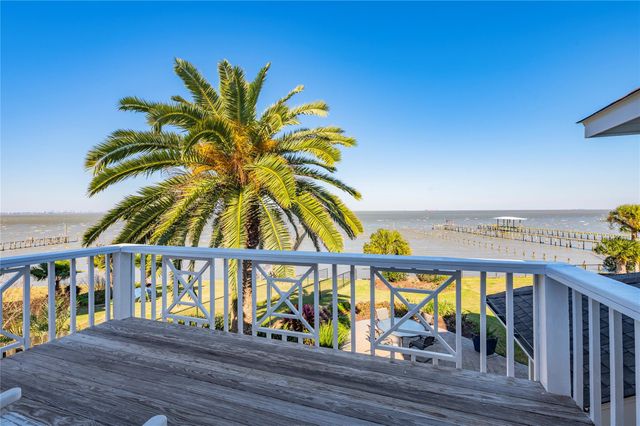 5123 W Bayshore Drive, Bacliff, TX 77518