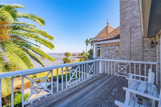 5123 W Bayshore Drive, Bacliff, TX 77518