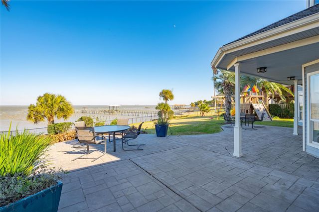 5123 W Bayshore Drive, Bacliff, TX 77518