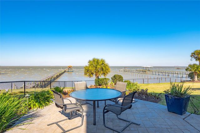 5123 W Bayshore Drive, Bacliff, TX 77518