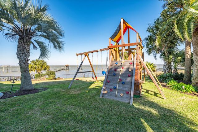 5123 W Bayshore Drive, Bacliff, TX 77518