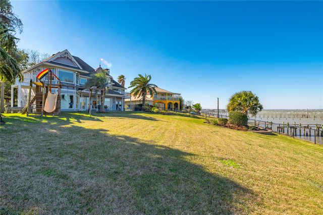 5123 W Bayshore Drive, Bacliff, TX 77518