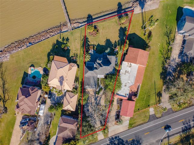 5123 W Bayshore Drive, Bacliff, TX 77518