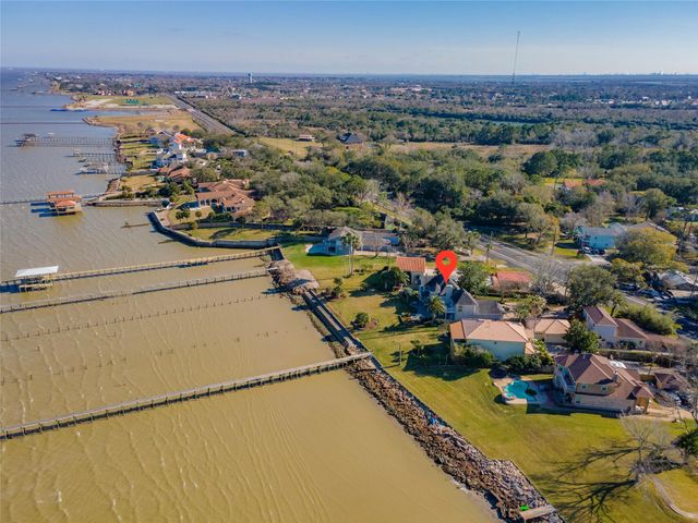 5123 W Bayshore Drive, Bacliff, TX 77518