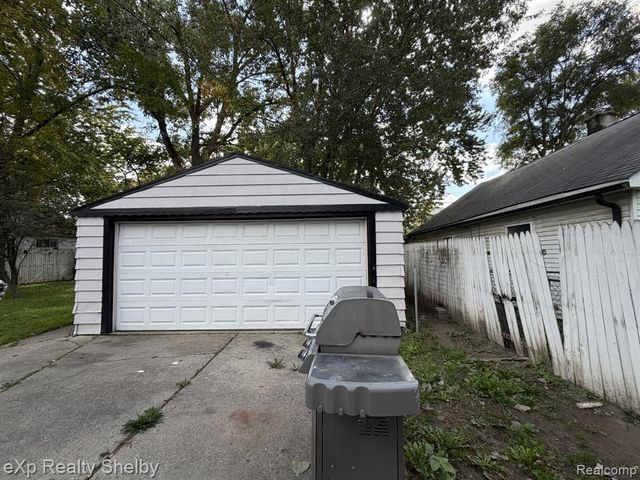 395 W Elza Avenue, Hazel Park, MI 48030