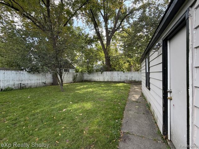 395 W Elza Avenue, Hazel Park, MI 48030