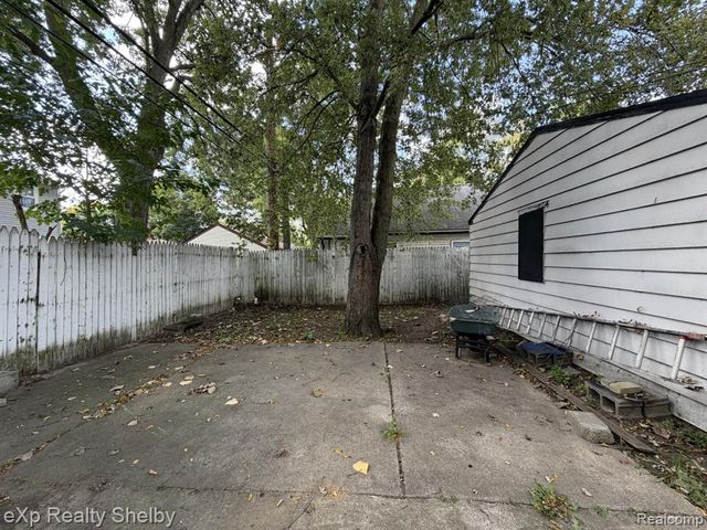 395 W Elza Avenue, Hazel Park, MI 48030