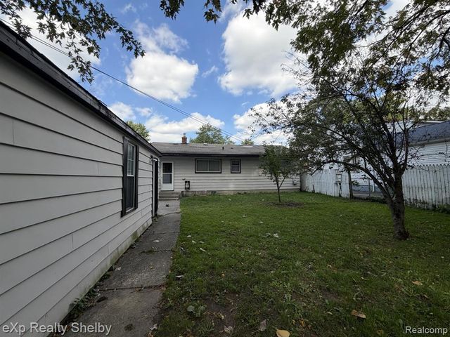 395 W Elza Avenue, Hazel Park, MI 48030