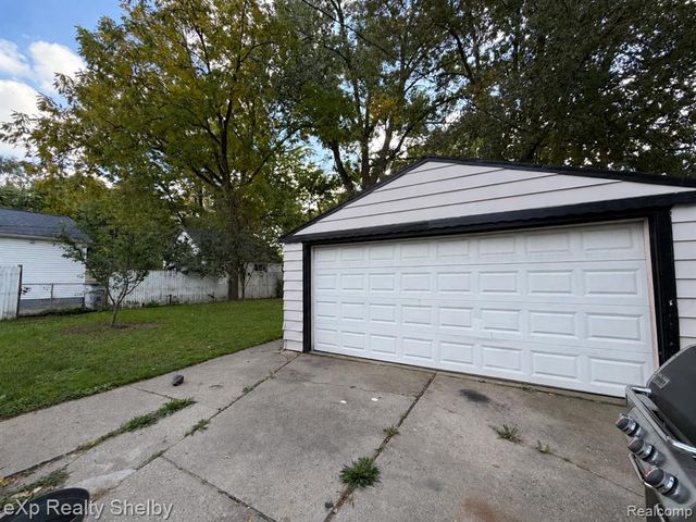 395 W Elza Avenue, Hazel Park, MI 48030