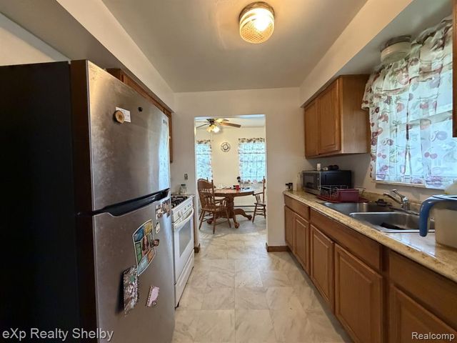 395 W Elza Avenue, Hazel Park, MI 48030