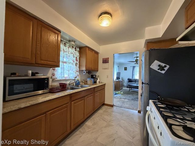 395 W Elza Avenue, Hazel Park, MI 48030