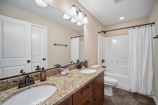 5449 S Prairie View Drive, West Des Moines, IA 50266