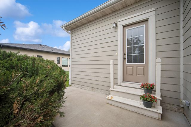 5449 S Prairie View Drive, West Des Moines, IA 50266