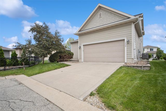 5449 S Prairie View Drive, West Des Moines, IA 50266